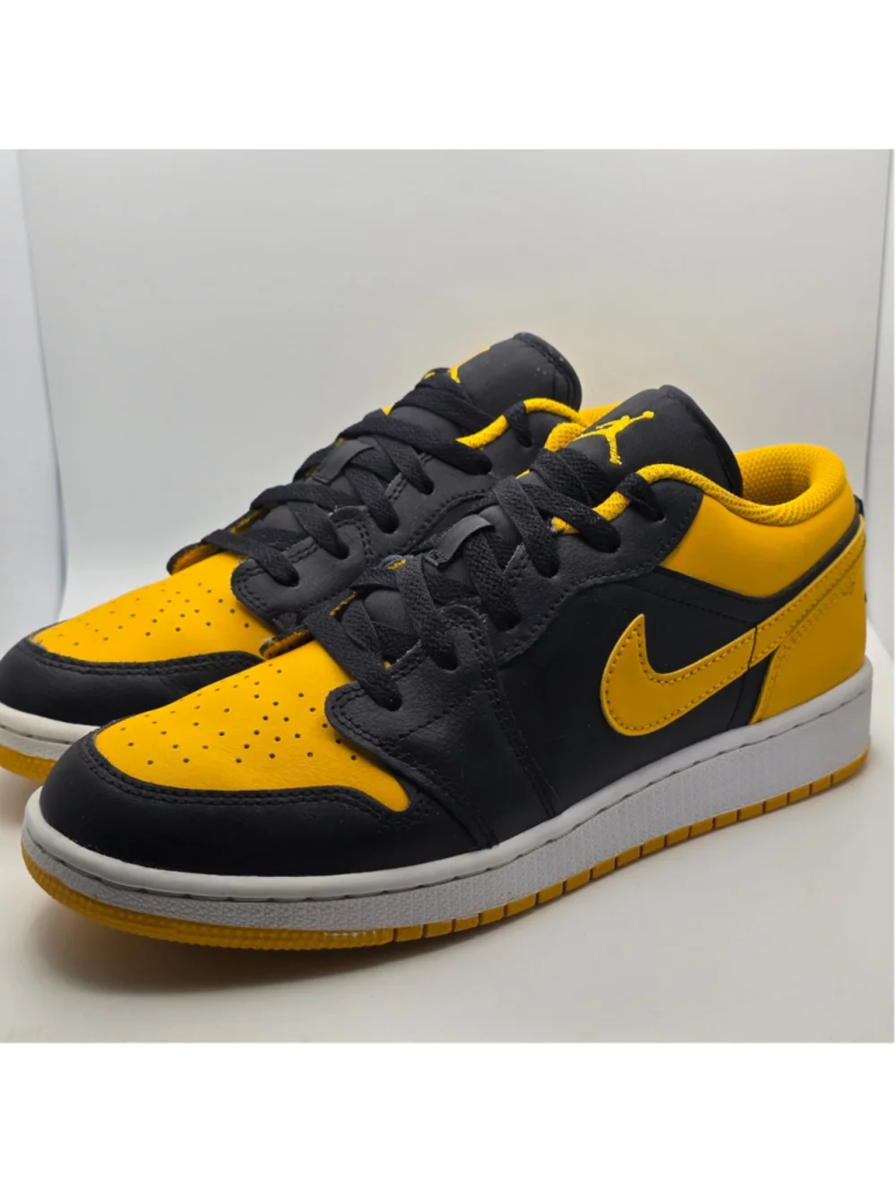 Men's Nike Air Jordan 1 Low Sneakers in Yellow and Black 7y womens 8.5